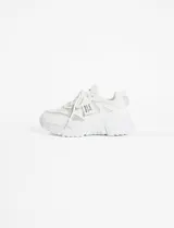 Zapatillas deportivas blancas con suela chunky y detalles de malla.