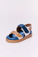 Sandalias bajas de cuero con plataforma, base color suela, plantilla azul y tiras de cuero en color beige, blanco y azul.