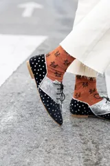 Zapato blucher de terciopelo negro con estampado de estrellas plateadas, puntera plateada brillante y cordones negros. Interior de cuero y suela de cuero.