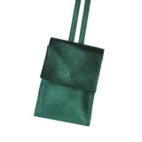 Bandolera tipo porta celular color verde oscuro, realizada en cuero sintético con textura tipo croco. Tiene correa regulable y bolsillo interno.