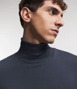 Buzo de corte slim, color negro, con cuello alto y mangas largas, confeccionado en tejido de punto liso.