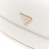 Cartera tipo bandolera Guess modelo Danya, color blanco, con diseño compacto y estructura redondeada. Presenta solapa frontal con logo triangular metálico y correa ajustable extraíble.