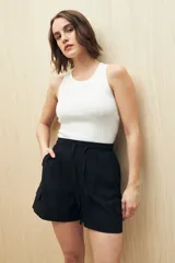Short negro estilo cargo con cintura elastizada y cordón ajustable. Presenta bolsillos laterales con tapa y calce relajado.