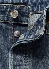Pantalón de jean estilo wide leg con tiro alto, confeccionado en tejido de algodón. Presenta diseño de cinco bolsillos, cierre de botones y trabillas para cinturón.