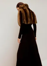 Falda larga color marrón oscuro, de corte acampanado y diseño fluido.