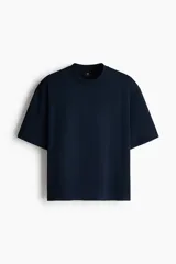 Remera oversized de punto liviano color azul marino, con cuello redondo ribeteado y hombros caídos.
