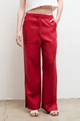 Pantalón color arena, de corte recto y tiro alto, confeccionado en lino.