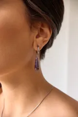 Aros colgantes de acero quirúrgico plateado con dije de piedra natural rosa en forma de lágrima.