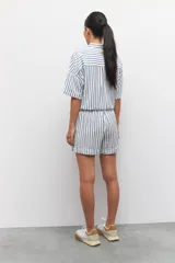 Short celeste con rayas verticales blancas, con cintura elastizada y cordón ajustable.