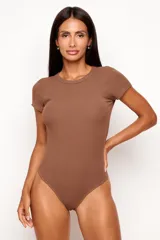 Body de manga corta con cuello redondo, confeccionado en tejido de viscosa con elastano de textura acanalada. Presenta un diseño ajustado al cuerpo con forro frontal para mayor cobertura.