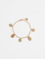 Pulsera de cadena fina dorada con dijes colgantes en forma de gota con acabado texturizado y cierre de mosquetón.