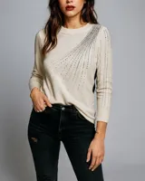 Sweater de lanilla color negro con detalle de strass en hombro y manga.