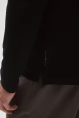 Remera deportiva de manga larga y cuello redondo, confeccionada en tejido funcional DryMove negro con aberturas cortas en el bajo.