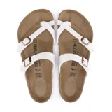 Sandalia Birkenstock modelo Mayari con tiras blancas de Birko-Flor, hebillas metálicas ajustables y plantilla anatómica de corcho y látex.