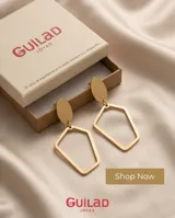 Caravanas colgantes de acero dorado con diseño geométrico compuesto por una pieza superior ovalada y una pieza inferior de forma irregular.