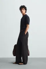 Camiseta de manga corta color azul marino oscuro, de corte regular fit y cuello redondo.