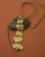 Gargantilla de diseño artesanal compuesta por eslabones metálicos con textura orgánica y acabado irregular. El diseño se ajusta al cuello mediante un cordón regulable.