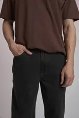 Pantalón de jean de corte recto color negro.