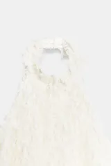 Vestido corto de textura peluda con flecos, diseño de cuello halter y espalda descubierta.