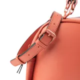 Bolso bandolera color ladrillo, con correa de hombro ajustable y asa corta fija. Tiene cierre superior, bolsillo interno con cierre y dos bolsillos abiertos. El interior está forrado en tela de algodón y poliéster.