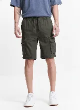 Bermuda cargo color verde militar, con cintura elastizada, bolsillos laterales y pasacinto.
