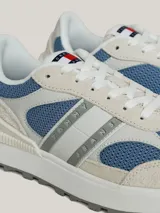 Zapatillas Tommy Jeans de running, con exterior de poliéster reciclado, interior de poliéster reciclado, plantilla de poliuretano, poliuretano reciclado y goma termoplástica reciclada, suela de goma y caucho, paneles con mezcla de texturas, toque de color en el talón, suela dentada y dos pares de cordones de repuesto incluidos.