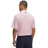 Chomba deportiva Under Armour Matchplay Polo de color rosado, con mangas cortas, cuello de punto plano acanalado y cierre frontal de botones. Cuenta con el logo de la marca bordado en el pecho.
