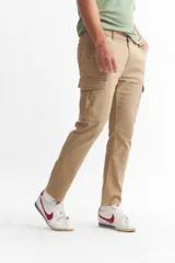 Pantalón cargo color beige con bolsillos laterales con solapa.