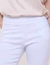 Pantalón capri blanco de estilo sastrero, tiro alto y calce ajustado, con cintura elástica ancha y bolsillos frontales funcionales.