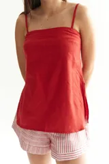 Musculosa roja de lino con breteles finos y escote recto.