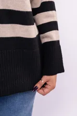 Sweater de tejido de punto con diseño de rayas horizontales en color beige y negro, de corte relajado, cuello redondo y mangas largas.