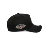 Gorra negra de béisbol New Era modelo 9Forty, con logo del equipo Arizona Diamondbacks bordado en el frente, parche de la World Series en el lateral derecho y logo de New Era bordado en el lateral izquierdo. Ajustable.