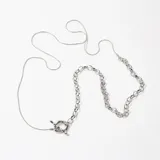 Collar de diseño mixto que combina una cadena de eslabones finos tipo serpiente con una cadena de eslabones redondos más gruesos, finalizando en un cierre frontal tipo T-bar.