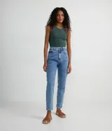 Pantalón mom jeans de tiro alto y corte holgado en color azul, con cierre frontal de cremallera y botón, trabillas para cinturón y bolsillos delanteros y traseros.
