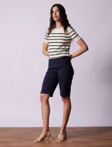 Bermuda blanca de gabardina elastizada marca Zac & Rachel. Tiene pretina ancha elastizada, bolsillos delanteros y traseros, y ruedo con dobladillo.