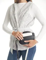 Cartera tipo bandolera de eco cuero con silueta de media luna, color beige y detalles en marrón claro. Incluye un monedero/tarjetero independiente en el bolsillo frontal y una cadena decorativa de eslabones dorados.