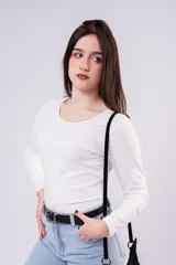 Remera de manga larga y cuello redondo, confeccionada en morley grueso de color blanco. Presenta un ajuste al cuerpo y diseño liso.