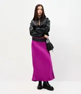 Pollera midi de satén de viscosa color fucsia, con cintura alta y modelado ajustado con leve evasé. Incluye cinturón ancho con hebilla.