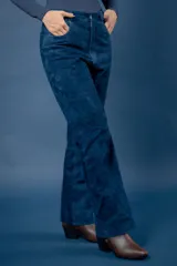 Pantalón de cuero ovino italiano color crema, de corte recto con tajos laterales en el ruedo.