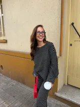 Conjunto de dos piezas de viscosa rayada en color azul marino y blanco, compuesto por un buzo de manga larga de corte holgado y un pantalón ancho tipo palazzo con cintura elástica.