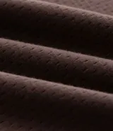 Pantalón jogger marrón, con cintura elástica y puños ajustados en los tobillos.