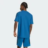 Remera deportiva Adidas de manga corta, color azul, con cuello redondo y diseño de tres franjas negras en los hombros. Presenta el logo de la marca en el pecho y está confeccionada con tecnología Climacool para una gestión eficiente del sudor.