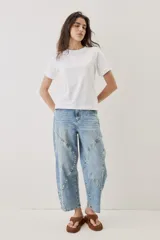 Remera básica de corte clásico con cuello redondo, mangas cortas y calce relajado, ideal para el uso diario.
