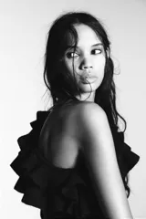 Jersey de punto con diseño asimétrico de un solo hombro, decorado con volantes en el escote y lateral. Presenta manga larga y corte ajustado con puños y ruedo acanalados.