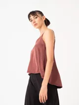 Top de viscosa color mostaza con escote en V y breteles finos regulables. Presenta un diseño minimalista de corte holgado y caída fluida.