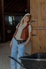 Remera color beige de algodón, con cuello redondo y logo 'AW' bordado en el frente.