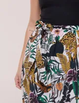Vestido midi combinado de la marca Figueroa & Flower, con torso de modal azul sin mangas y cuello redondo, y falda evasé de rayón con estampado floral y paisajes en tonos blancos y azules, con cintura elastizada y lazo para anudar.
