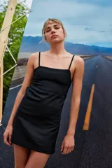 Vestido corto negro de lino con breteles finos regulables, escote recto y espalda con elástico.