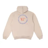Canguro beige con capucha, bolsillo frontal tipo canguro, cordones de ajuste y estampa pequeña en el pecho con el texto "Rivvia" y símbolos.