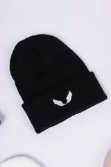 Gorro tipo beanie de punto color marrón, con diseño acanalado y logo bordado en color blanco en la parte frontal.